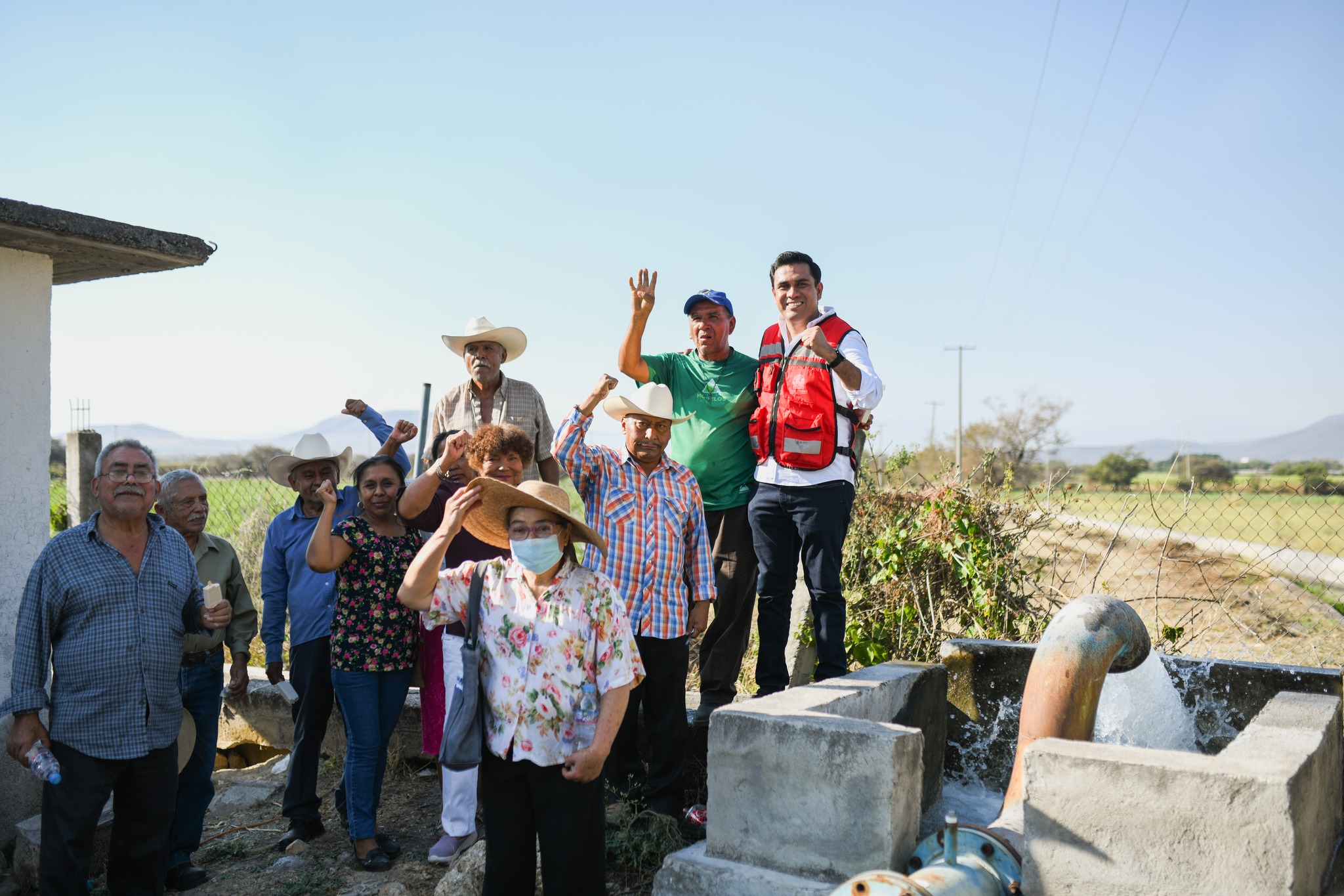 GABRIEL MORENO BRUNO ENTREGA BOMBA SUMERGIBLE AL EJIDO DE LA COMUNIDAD DE HUATECALCO